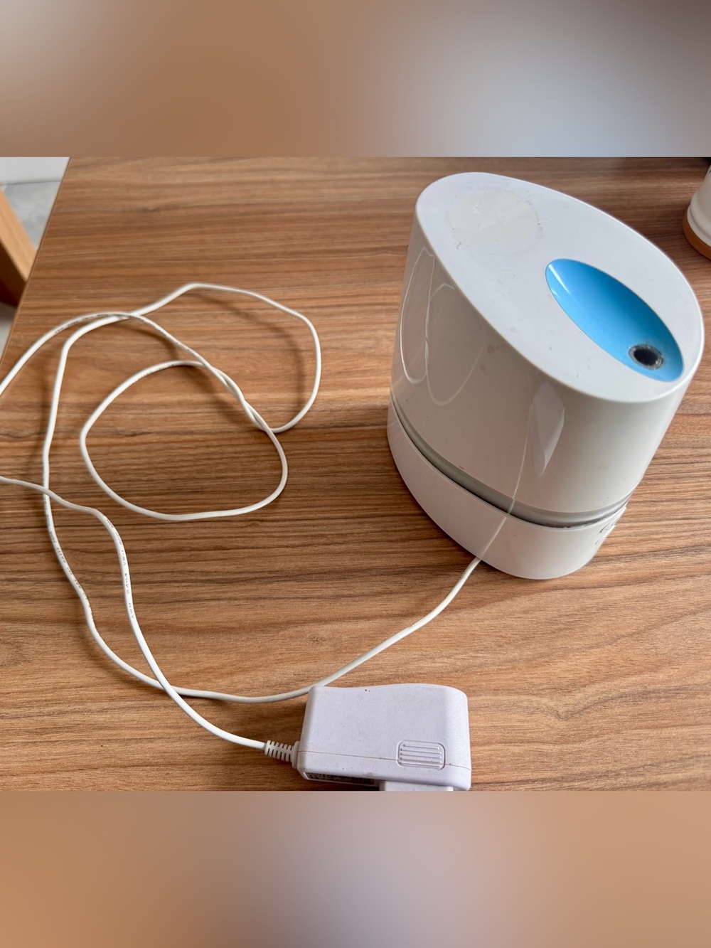 White Electric Aromatherapy Diffuser with Blue Accent